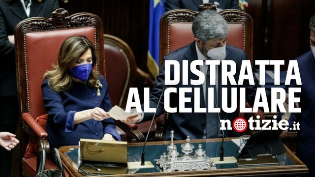 Quirinale, Casellati distratta al cellulare durante lo spoglio: il video mentre si legge il suo nome
