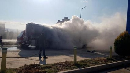 Benzin istasyonunda park halindeki tır bomba gibi patladı! Olay anı kamerada