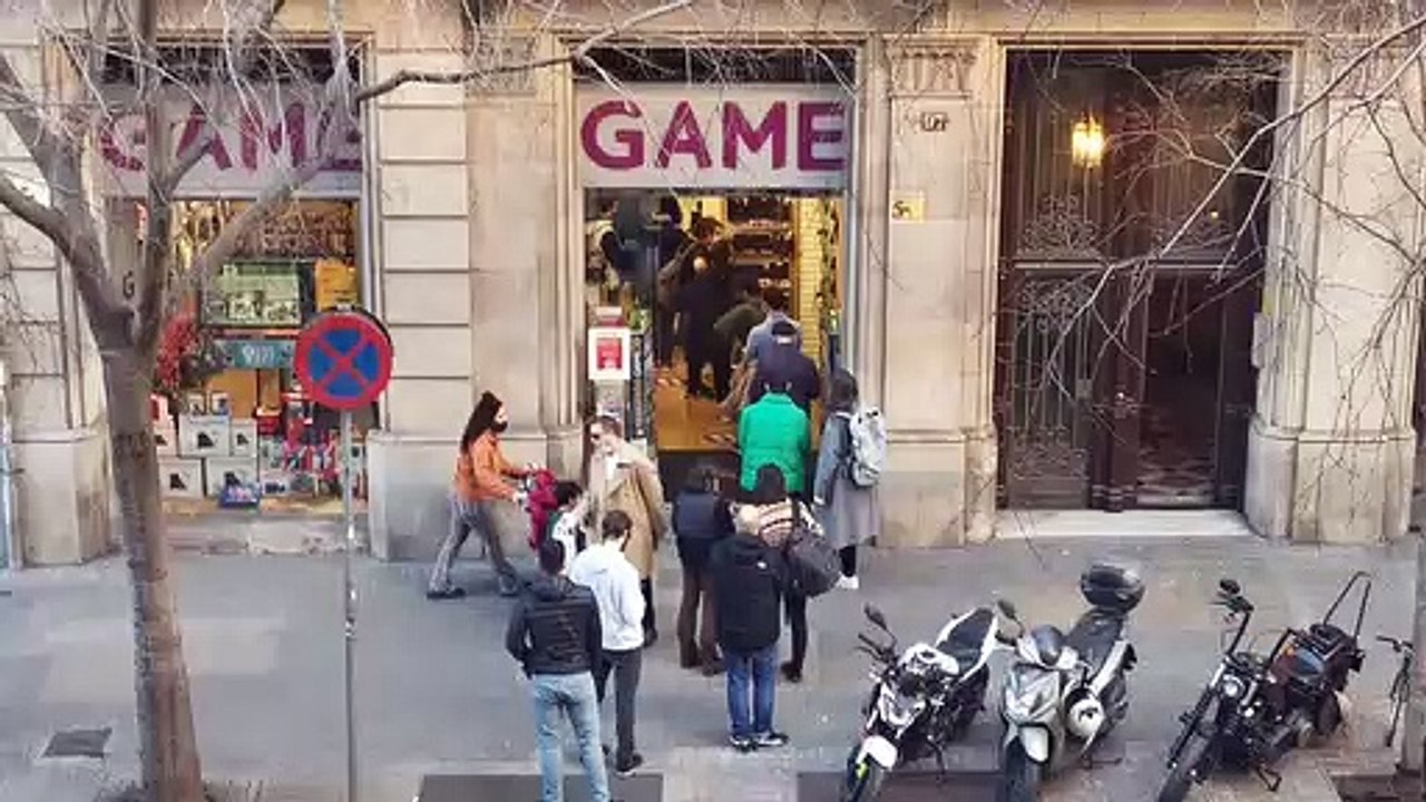 Colas en una tienda de videojuegos para comprar el Pokémon Arceus