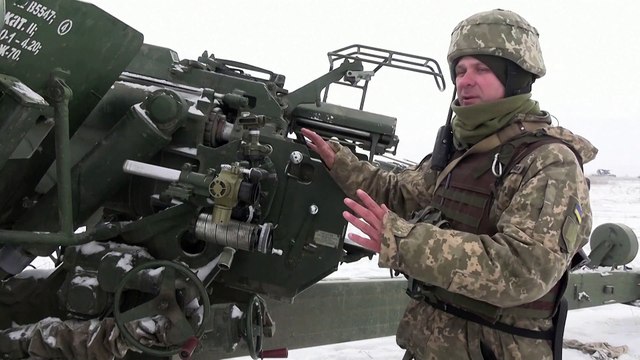 Ukrainian artillery and air defence units hold drills near Crimea
