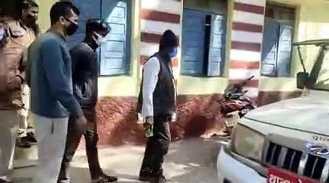 video चाय की दुकान पर भीड़ का राज गांजे की सिगरेट