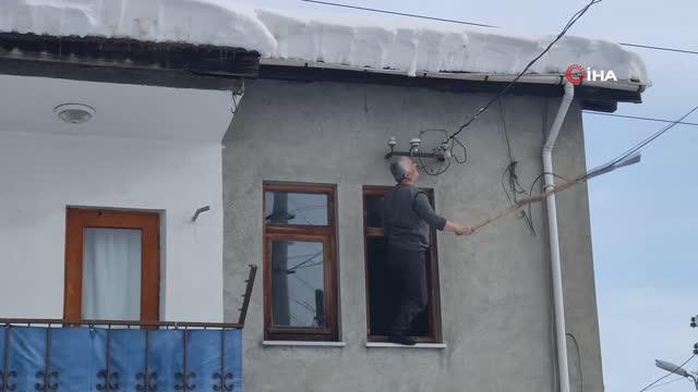 Canını hiçe sayarak karları böyle temizledi... Yürekleri ağızlara getiren görüntü kamerada