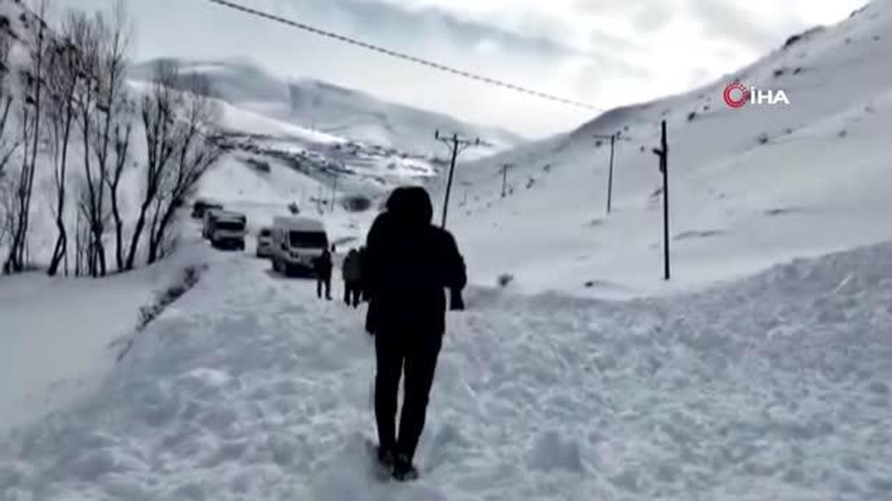 Erzurum'da üçüncü çığ, 10 araç mahsur kaldı