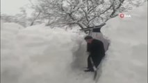 Elazığ'da kar kalınlığı 2 buçuk metreyi buldu... Komşularına gitmek isteyenler kar tünelleri açtı
