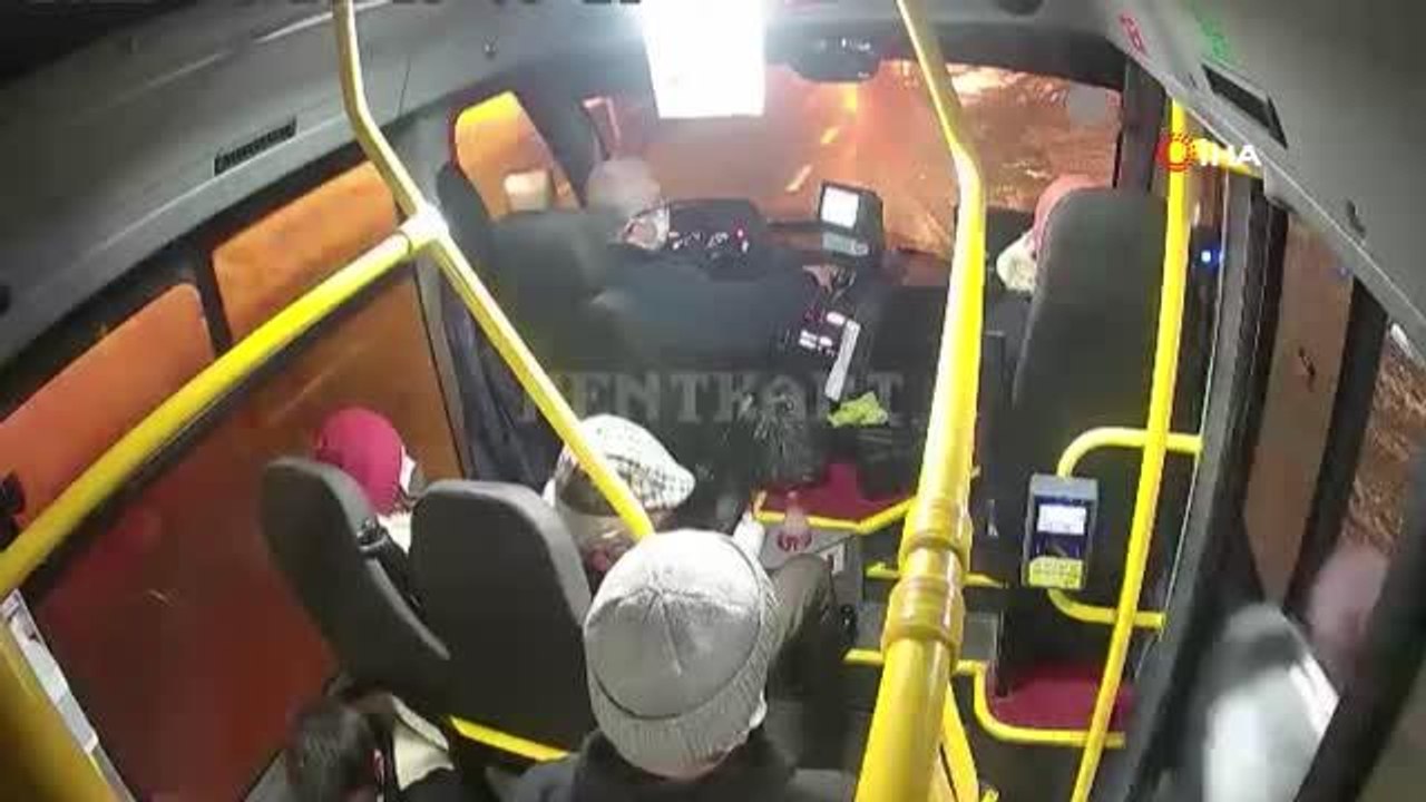 Otobüs şoförü fenalaşan kadın yolcuyu hastaneye son anda yetiştirdi... O anlar kamerada