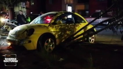 Conductor de un New Beetle protagonizó un impresionante percance vial en San Isidro Oblatos
