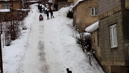 Şemdinli'de çocuklar, mahalle yolunu kayak pistine çevirdi