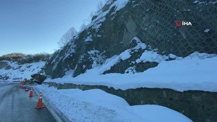 Heyelanın yaşandığı karayolunda ulaşım tek şeritten sağlanıyor