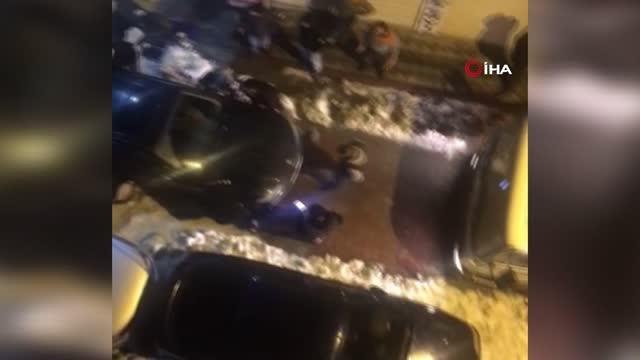 Sokak ortasında terk edilen aracı iterek kenara çektiler