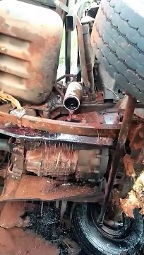 Caminhão carregado com gás bate em árvore e tomba na rodovia entre Pérola e Altônia