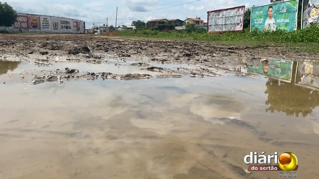 Sofrendo com lama, moradores cobram acesso do Perpetão e passagem molhada em Cajazeiras