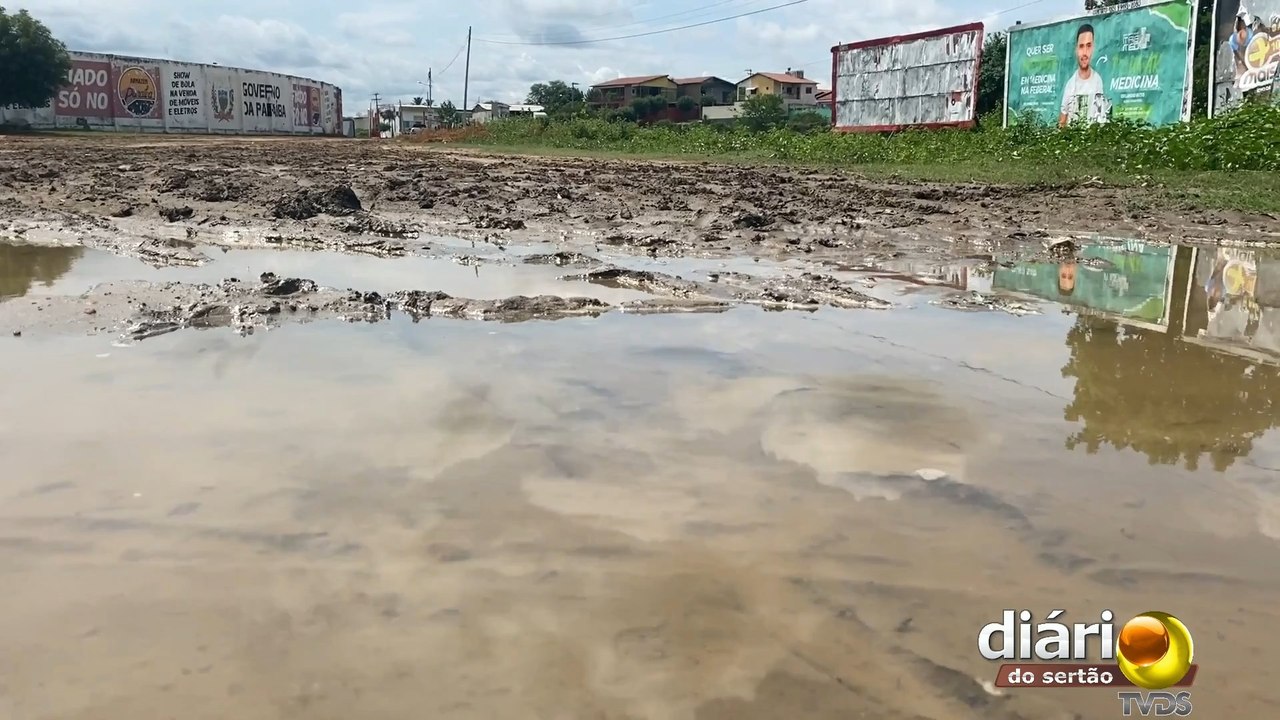 Sofrendo com lama, moradores cobram acesso do Perpetão e passagem molhada em Cajazeiras