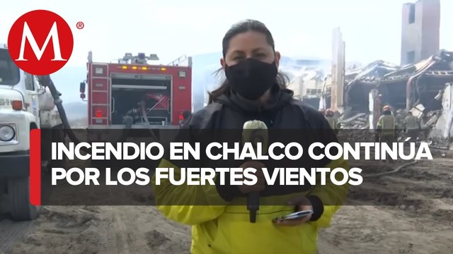 Continúan las labores de enfriamiento tras incendio en bodega de cartón