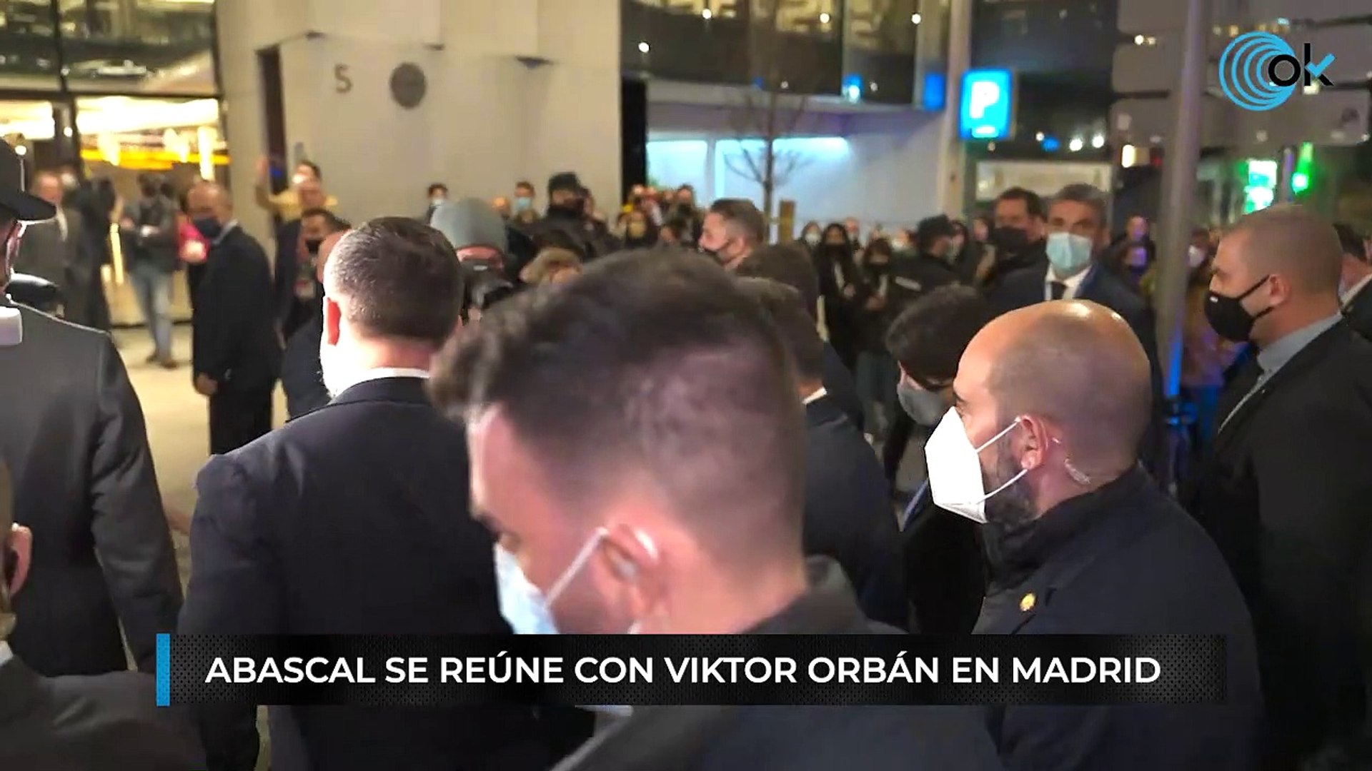 ⁣Abascal recibe al primer ministro húngaro, Víktor Orbán en el inicio de la cumbre de Madrid