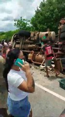 Carreta carregada de melões bate em carro pequeno e tomba em girador de Catolé do Rocha