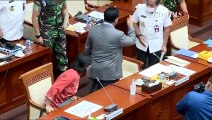 Momen Menhan Prabowo Bantu Geser Kursi Menkeu Sri Mulyani Saat Rapat Kerja di DPR RI