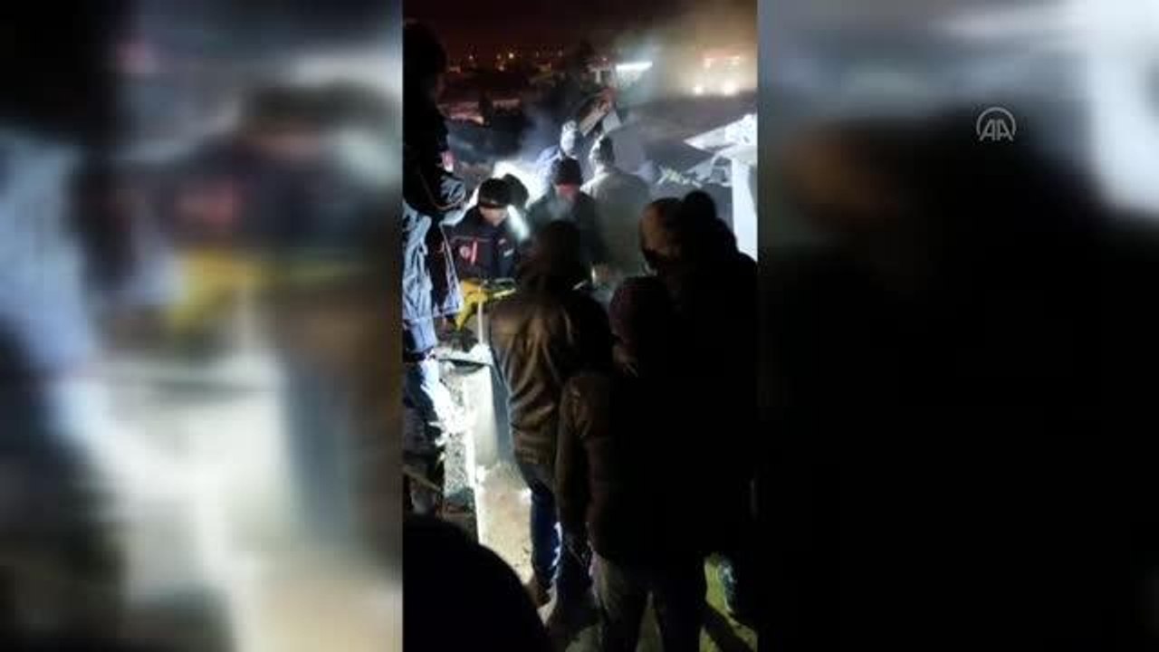 Kar nedeniyle çatısı çöken ahırdaki 3 inek telef oldu