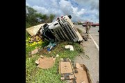 Carreta carregada de melões bate em carro pequeno e tomba em girador de Catolé do Rocha