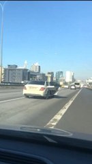 Maltepe'de pes dedirten görüntü... Kapısı açık şekilde yük taşıyan otomobil kamerada