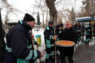 Kar temizleme çalışması yapan ekiplere baklava dopingi