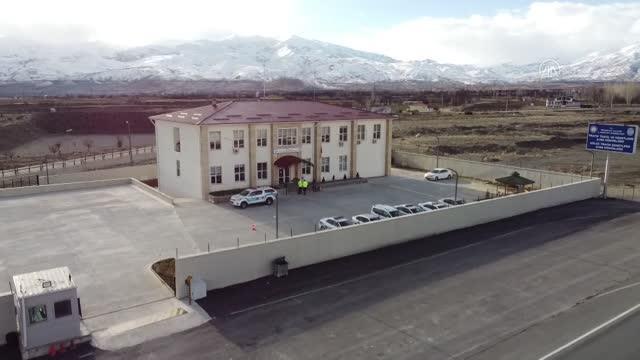 Trafik polisleri, çetin kış şartlarında güvenli seyahat için sürücülerin yanında