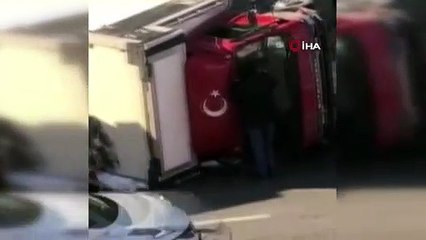 Yan yatan kamyonu görüntüleyip haber spikeri gibi kazayı anlattı