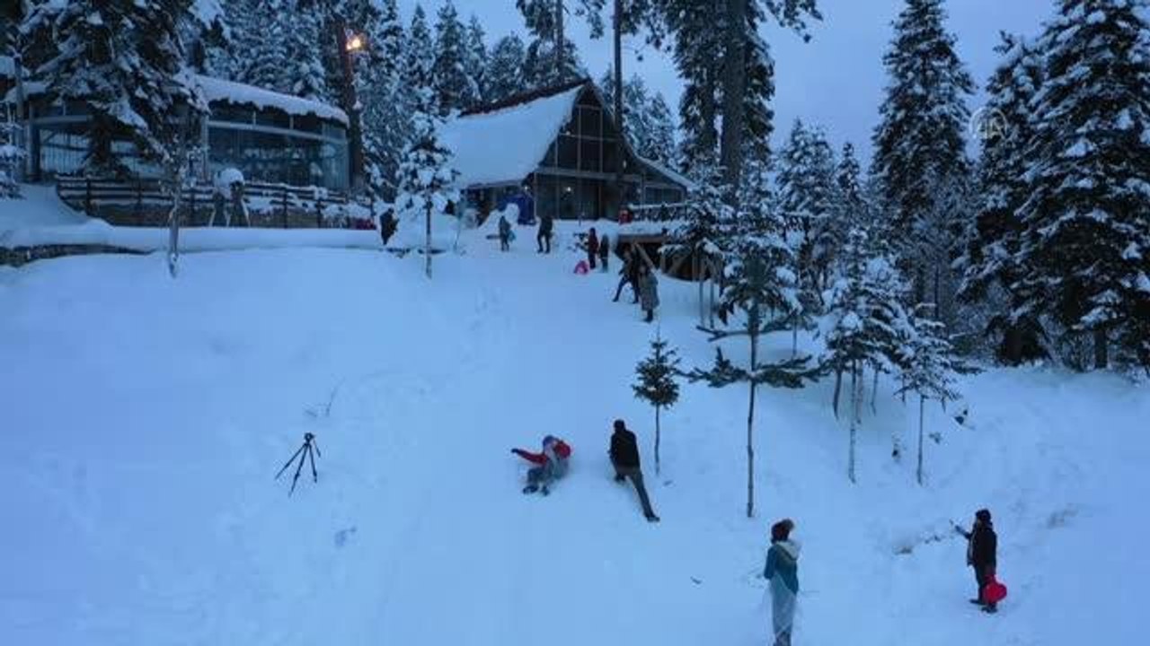 KASTAMONU - Çocuklara karne hediyesi olarak "mini kayak pisti" yaptı