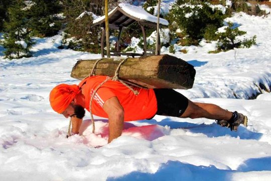 Onun için kütük ve damacana ağırlık, doğa ise spor salonu