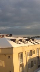 ARNAVUTKÖY'DE ÇATIDA KORKUTAN KAR TEMİZLİĞİ