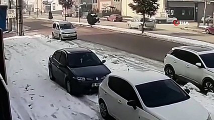 Motosiklet sürücüsü 2 araç arasında kaldı! O anlar böyle görüntülendi