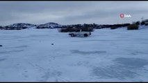 Buz tutan gölde pikabıyla gezintiye çıktı