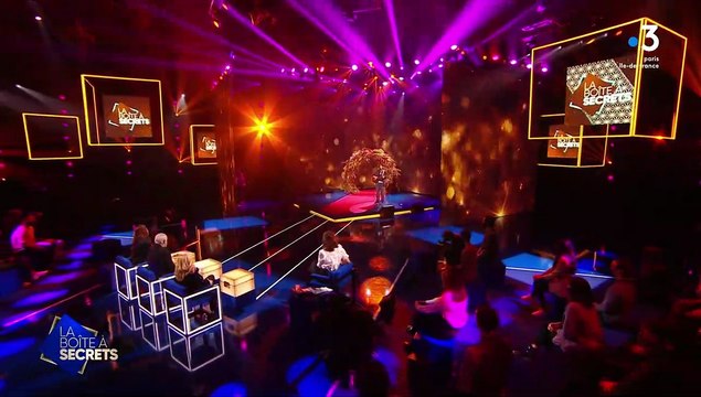 Chimène Badi les larmes aux yeux face à son chéri Julien dans La Boite à secrets sur France 3