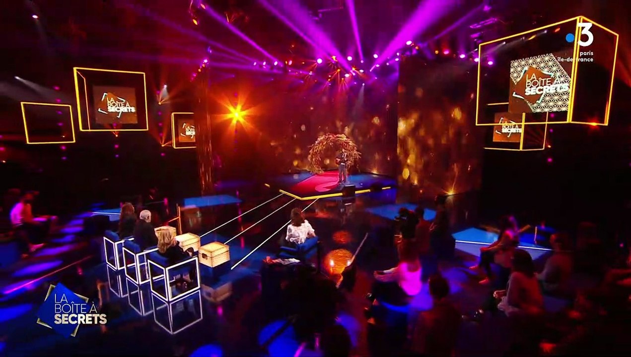 Chimène Badi les larmes aux yeux face à son chéri Julien dans La Boite à secrets sur France 3