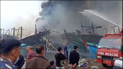 17 Kapal Bersandar di Pelabuhan Pelindo Tegal Terbakar