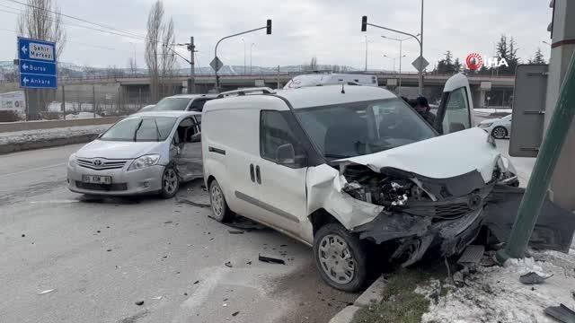 Son dakika haber | Hatalı dönüş kazayı getirdi, 5 kişi ölümden döndü