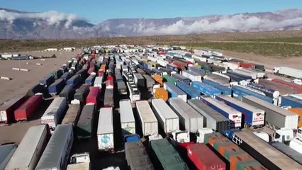 Download Video: Miles de camioneros varados en la frontera con Chile exigen una solución a la crisis del transporte