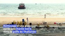 Nettoyage d'une marée noire sur une plage du golfe de Thaïlande