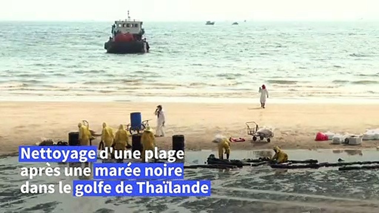 Nettoyage d'une marée noire sur une plage du golfe de Thaïlande