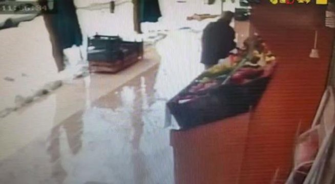 MARKETTE ALIŞVERİŞ YAPARKEN ÇÖKEN TENTENİN ALTINDA KALDIĞI ANLAR KAMERADA