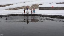Bitlisliler eksi 10 derecede buz gibi suya girdiler
