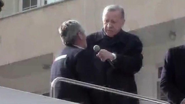 Erdoğan'ın mikrofon uzattığı vatandaş yardım isteyince 'Dombra' şarkısı devreye girdi