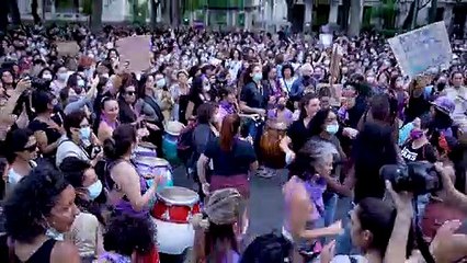 Des milliers de femmes manifestent contre la "culture du viol" en Uruguay