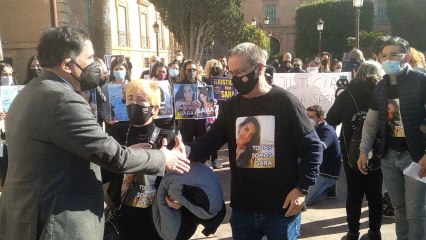 El alcalde de Murcia, José Antonio Serrano, dando ánimos a Felisa y Damián, los padres de la difunta Sara.