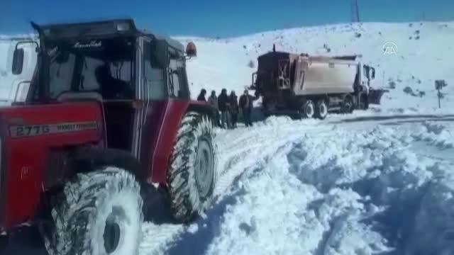 Ekipler yolu kapanan köydeki hastaların imdadına yetişti