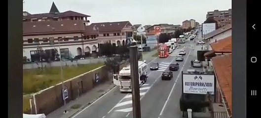 Camioneros italianos también se echan a la calle protestando