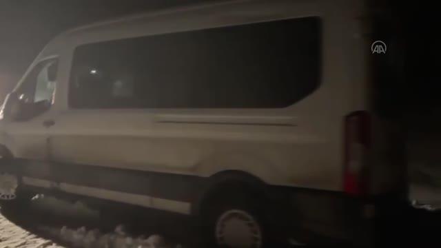 Son dakika haber! Tipi nedeniyle yolda kalan ambulans ile 17 araç kurtarıldı