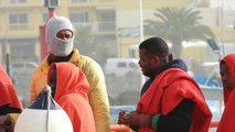 España rescata a 86 inmigrantes a la deriva en dos botes en aguas canarias