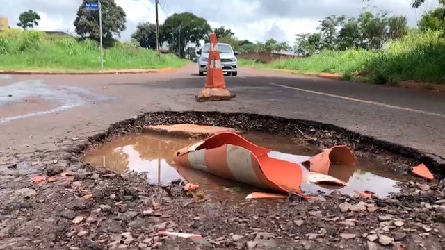 Condutores precisam de atenção redobrada ao trafegar pela Rua Veneza; buraco enorme apresenta riscos