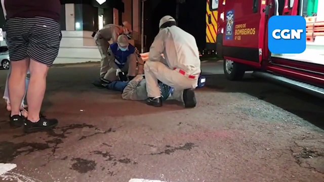 Trabalhador fica ferido após colisão de trânsito entre carro e moto na Rua Minas Gerais