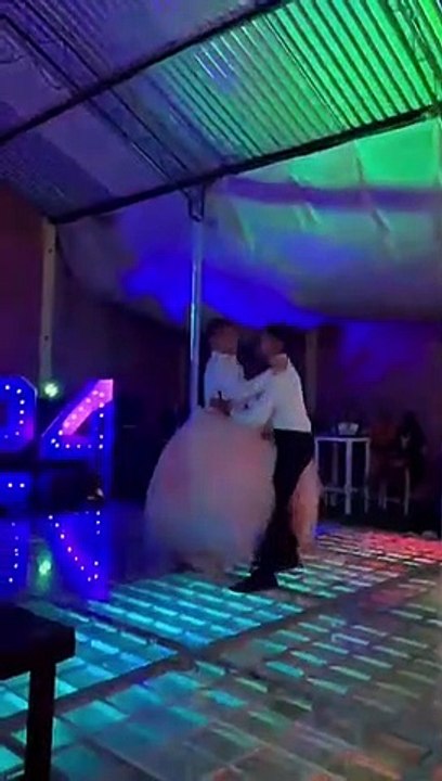 Joven celebra su cumpleaños 24 con fiesta temática de XV años; se vuelve viral